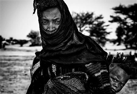 Mother and her child in the gerewol festival - Niger