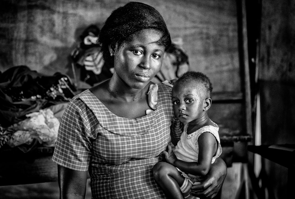 Mother and her child in a sewing company in Ghana. von Joxe Inazio Kuesta Garmendia