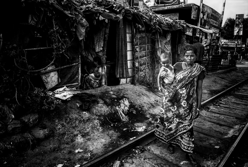 Mother and son in a rail track - Bangladesh von Joxe Inazio Kuesta Garmendia