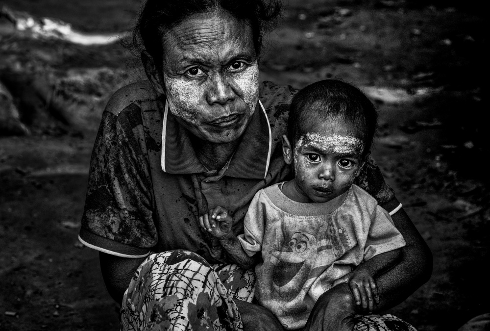 Mother and son-Myanmar von Joxe Inazio Kuesta Garmendia