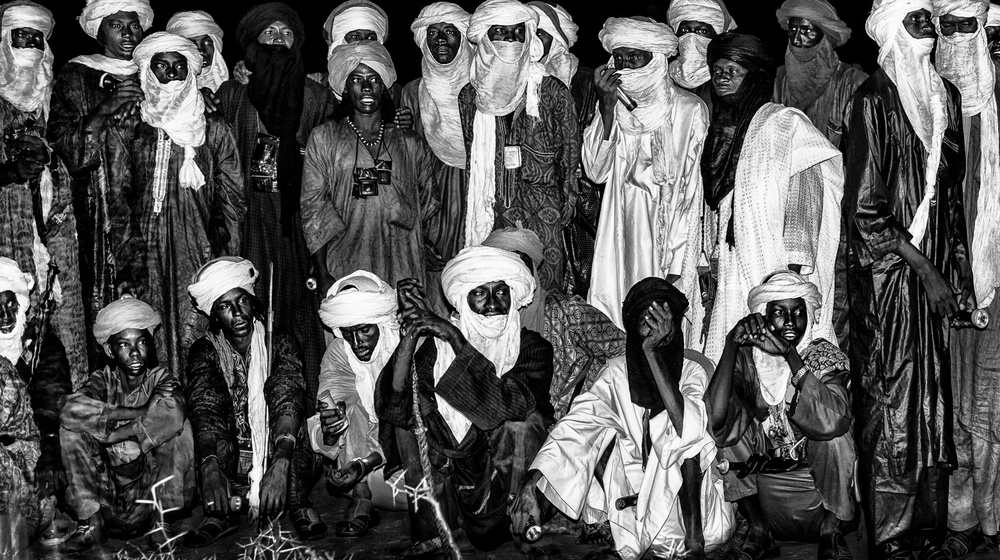 At night, in the heat of a bonfire in the gerewol festival - Niger von Joxe Inazio Kuesta Garmendia