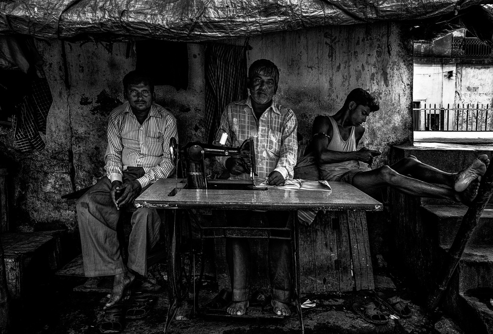 Sewing in the streets of Colcatta - India von Joxe Inazio Kuesta Garmendia