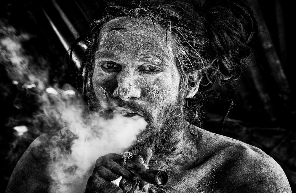 Naga Baba smoking a chilum-I - Kumbh Mela - Prayagraj - India von Joxe Inazio Kuesta Garmendia