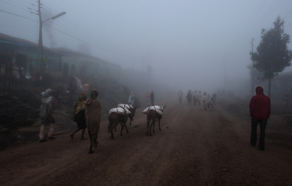 Fog in a village in the highlands of Ethiopia. von Joxe Inazio Kuesta Garmendia