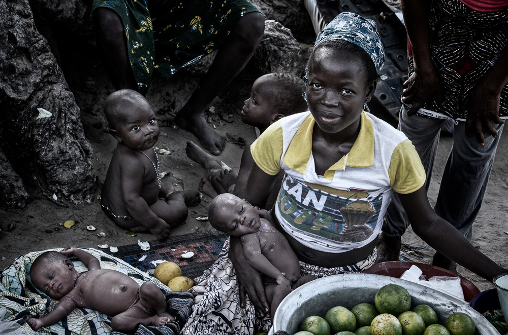 Newborn twins - Benin von Joxe Inazio Kuesta Garmendia