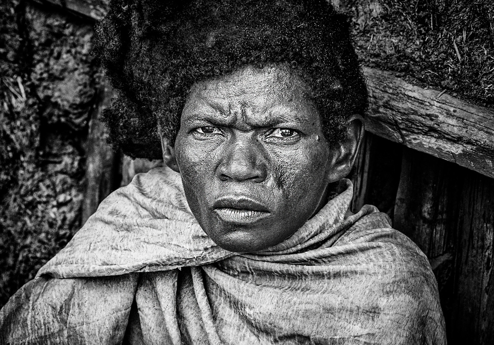 Homeless woman - Ethiopia von Joxe Inazio Kuesta Garmendia