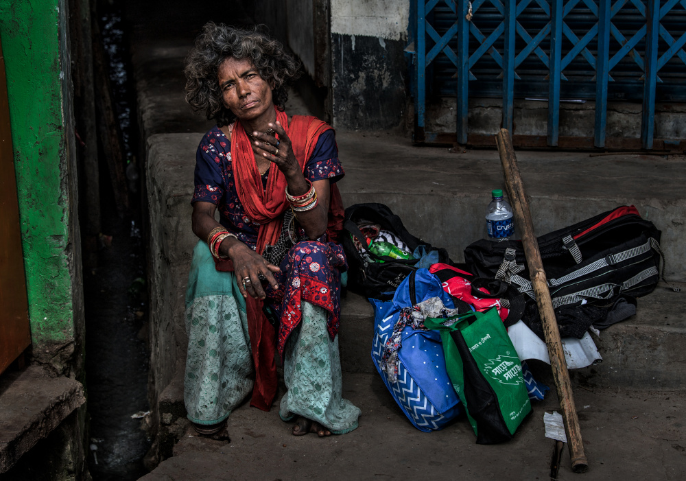 Homeless woman in the streets of Bangladesh von Joxe Inazio Kuesta Garmendia