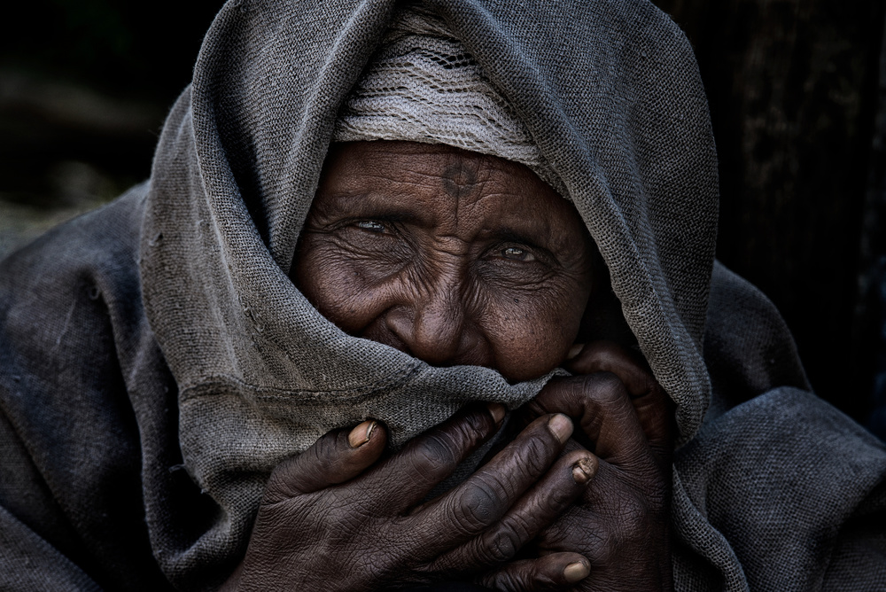 Homeless woman in the streets of Addis Ababa-I - Ethiopia von Joxe Inazio Kuesta Garmendia