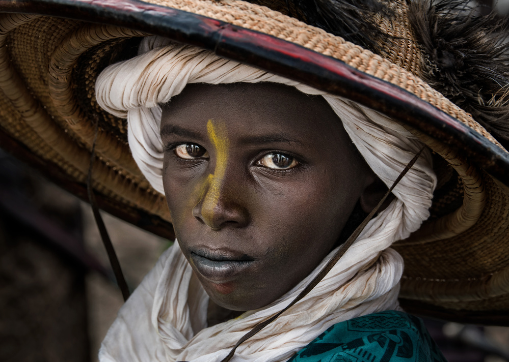 Peul boy at the gerewol festival -Niger von Joxe Inazio Kuesta Garmendia