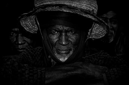 Peul men watching the gerewol - Niger