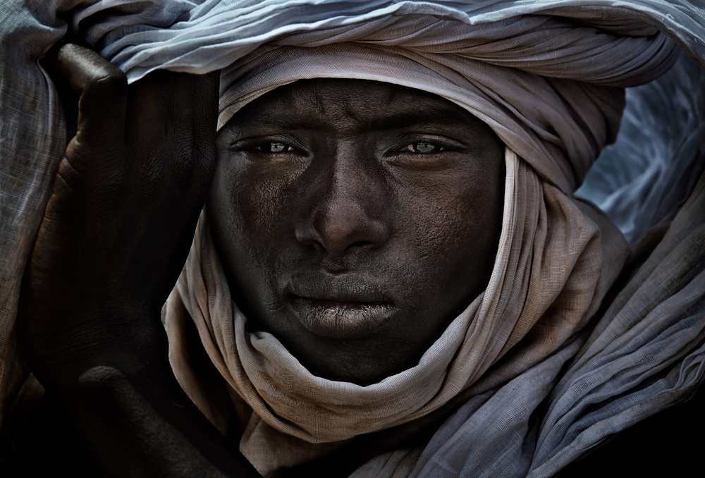 Peul man watching the gerewol festival - Niger von Joxe Inazio Kuesta Garmendia