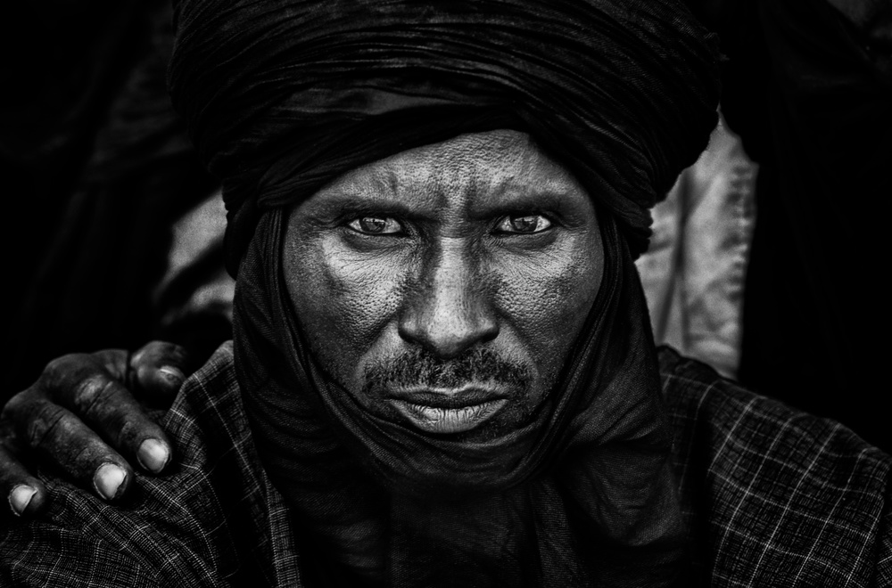 Peul man watching the gerewol festival-I - Niger von Joxe Inazio Kuesta Garmendia