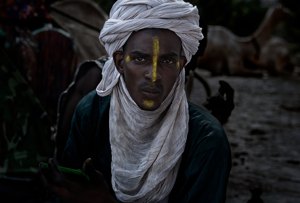 Peul man painting for the festival - Niger von Joxe Inazio Kuesta Garmendia