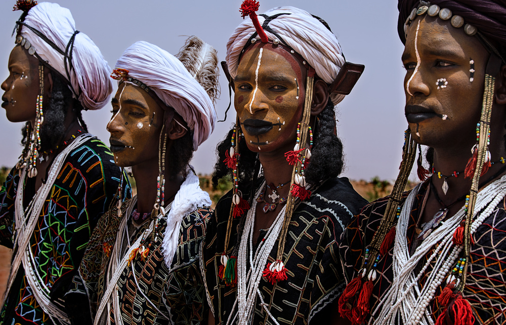 Posing before going to dance to the gerewol festival - Niger von Joxe Inazio Kuesta Garmendia