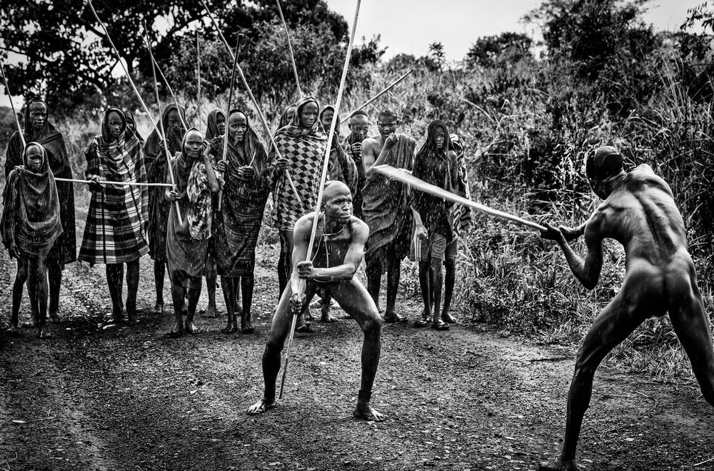 Rehearsing for the donga fight - Ethiopia von Joxe Inazio Kuesta Garmendia