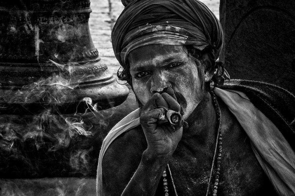 Smoking a chilum in Maha Shivaratri Festival in Pashupatinath Temple - Kathmandu-Nepal von Joxe Inazio Kuesta Garmendia