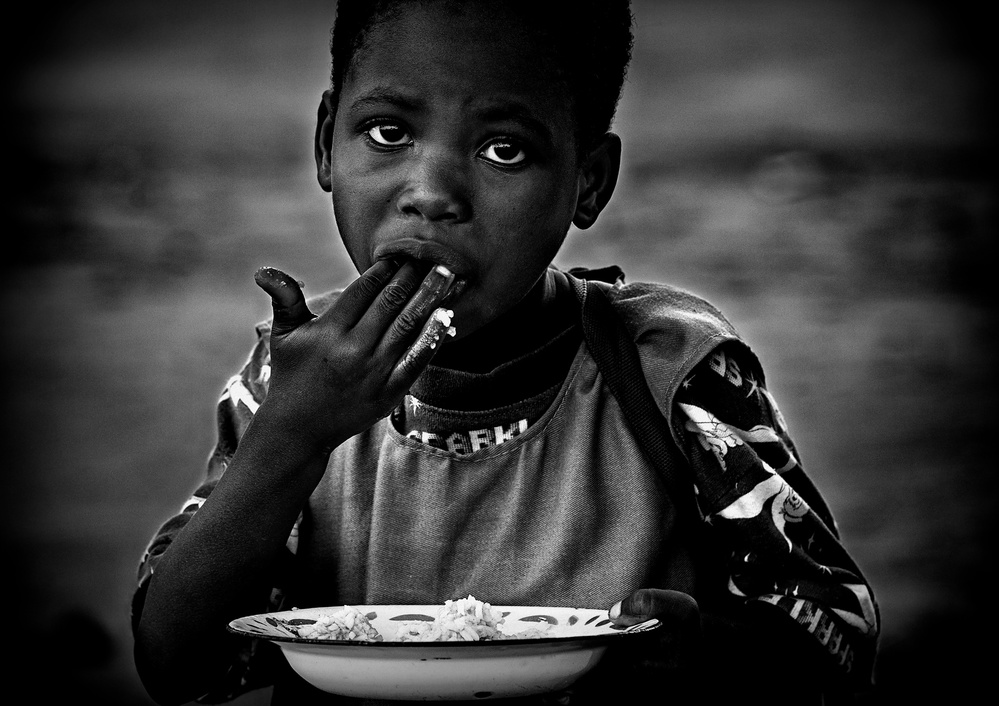 Eating rice - Benin von Joxe Inazio Kuesta Garmendia