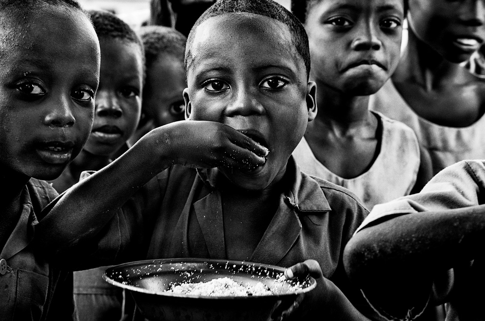 Eating rice - Benin von Joxe Inazio Kuesta Garmendia