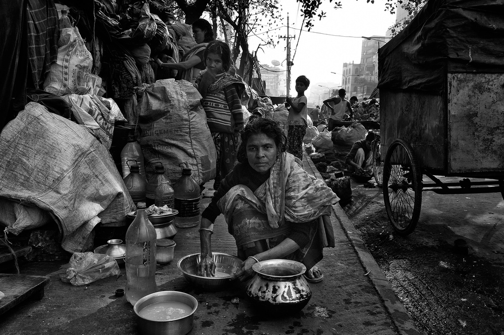 Cleaning rice in the streets of Bangladesh. von Joxe Inazio Kuesta Garmendia