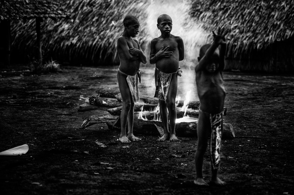 Ritual of fire-II (Jaramaja, Espiritu Santo island, Vanuatu) von Joxe Inazio Kuesta Garmendia