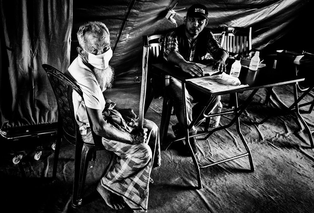 Rohingya refugee in the medical camp - Bangladesh von Joxe Inazio Kuesta Garmendia