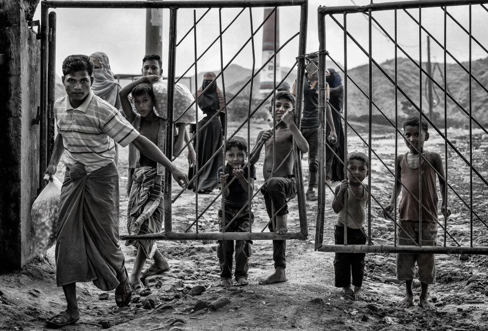 Rohingya refugee people going through the fences - Bangladesh von Joxe Inazio Kuesta Garmendia