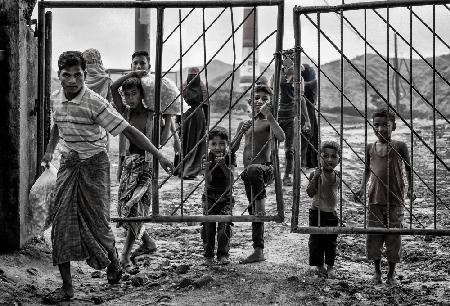 Rohingya refugee people going through the fences - Bangladesh