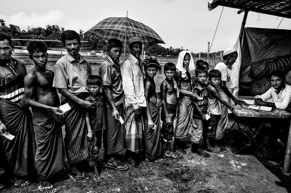 Rohingya refugees queuing to get some items to build their homes. von Joxe Inazio Kuesta Garmendia