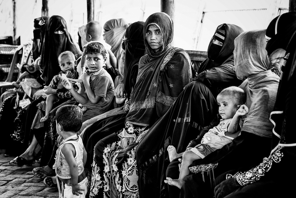 Rohingya refugee people waiting their turn in a medical camp-Bangladesh von Joxe Inazio Kuesta Garmendia