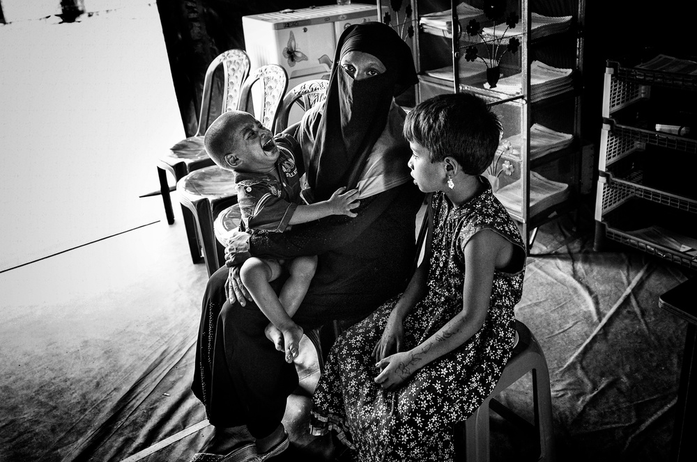 Rohingya refugee woman with her child in a medical camp - Bangladesh von Joxe Inazio Kuesta Garmendia