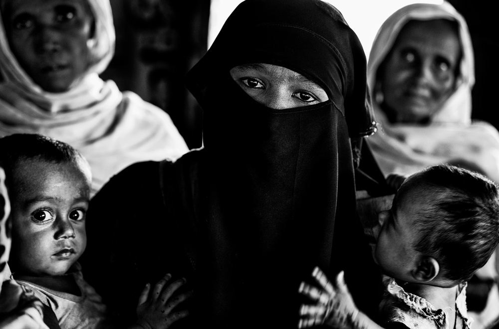 Rohingya refugee woman with her children-Bangladesh von Joxe Inazio Kuesta Garmendia