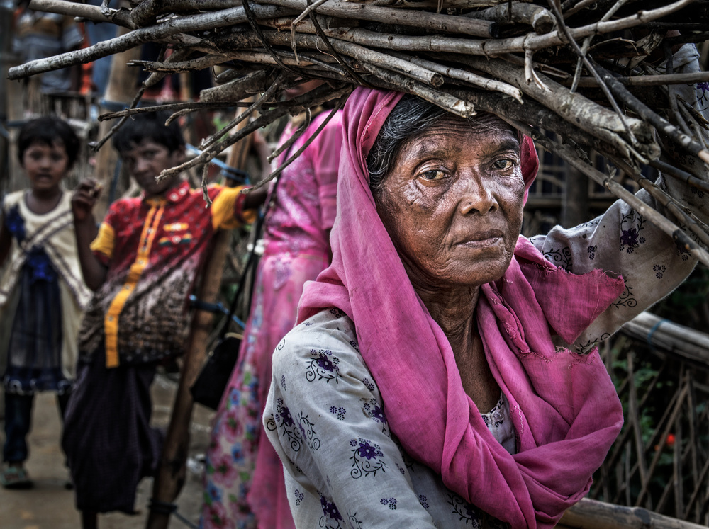 Rohingya refugee woman carrying some wood - Bangladesh von Joxe Inazio Kuesta Garmendia