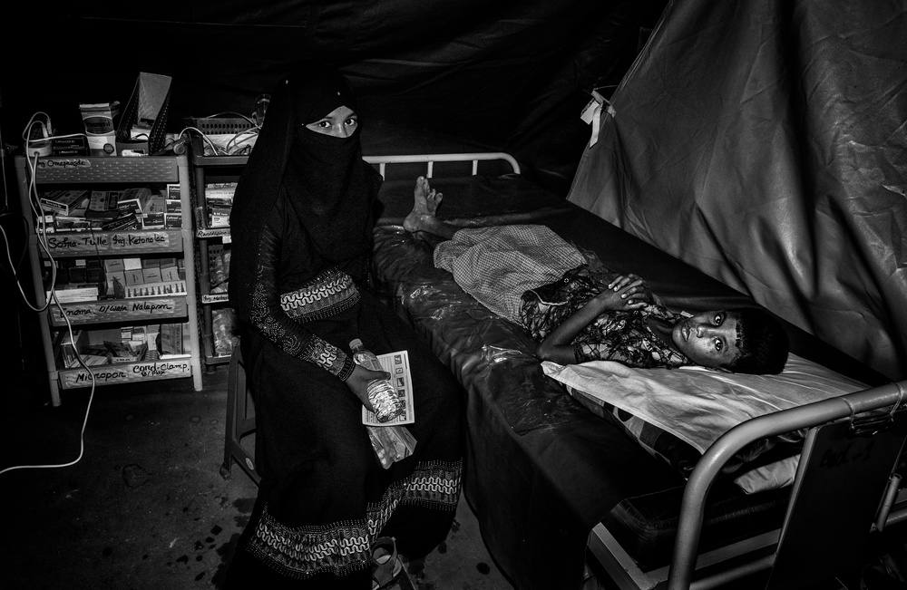 Rohingya refugee boy at the medical camp - Bangladesh von Joxe Inazio Kuesta Garmendia