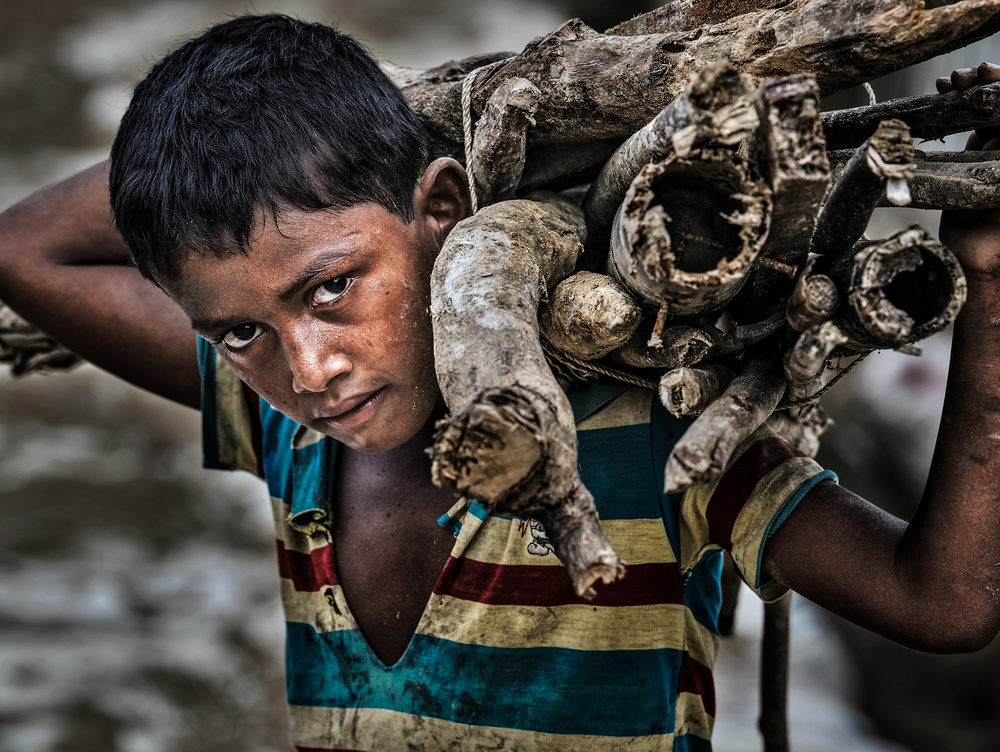 Rohingya refugee boy carrying some firewood. von Joxe Inazio Kuesta Garmendia