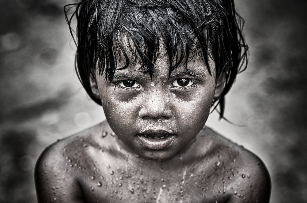 Rohingya refugee child playing with water - Bangladesh von Joxe Inazio Kuesta Garmendia