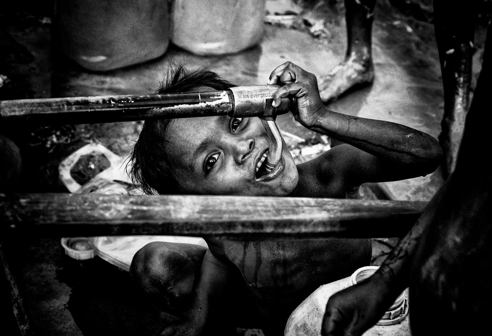 Rohingya refugee child drinking water from a tap - Bangladesh von Joxe Inazio Kuesta Garmendia