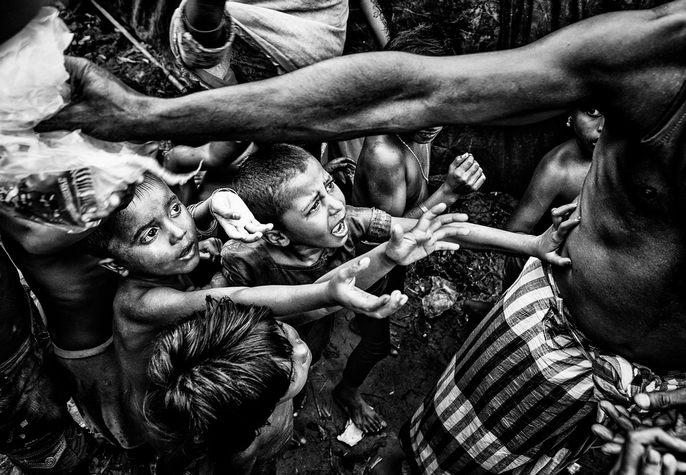 Rohingya refugee children demanding their share of the distribution of snacks. von Joxe Inazio Kuesta Garmendia