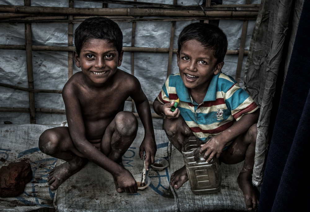 Rohingya refugee children having fun. von Joxe Inazio Kuesta Garmendia