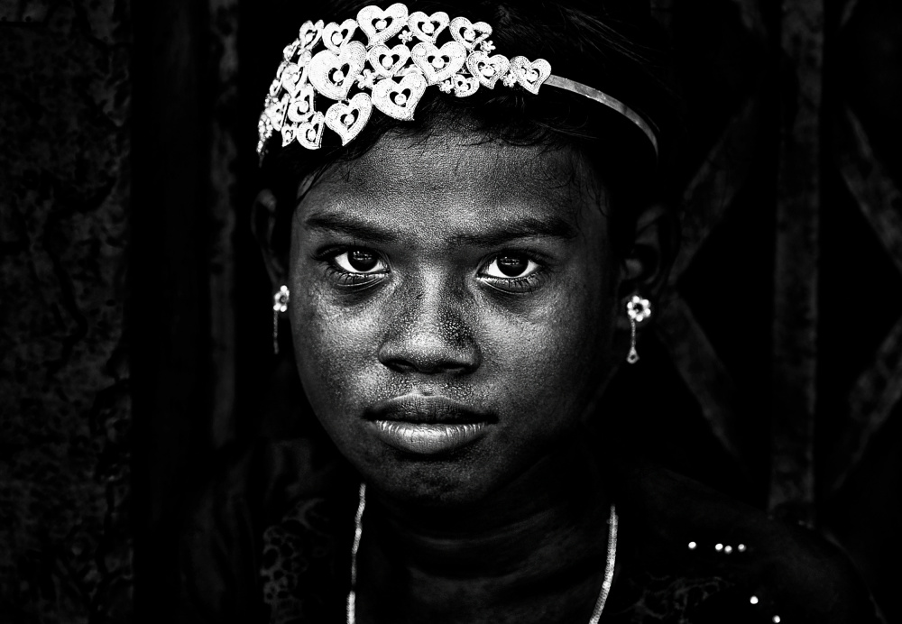 Rohingya refugee girl dressed to celebrate Eid Mubarak. von Joxe Inazio Kuesta Garmendia