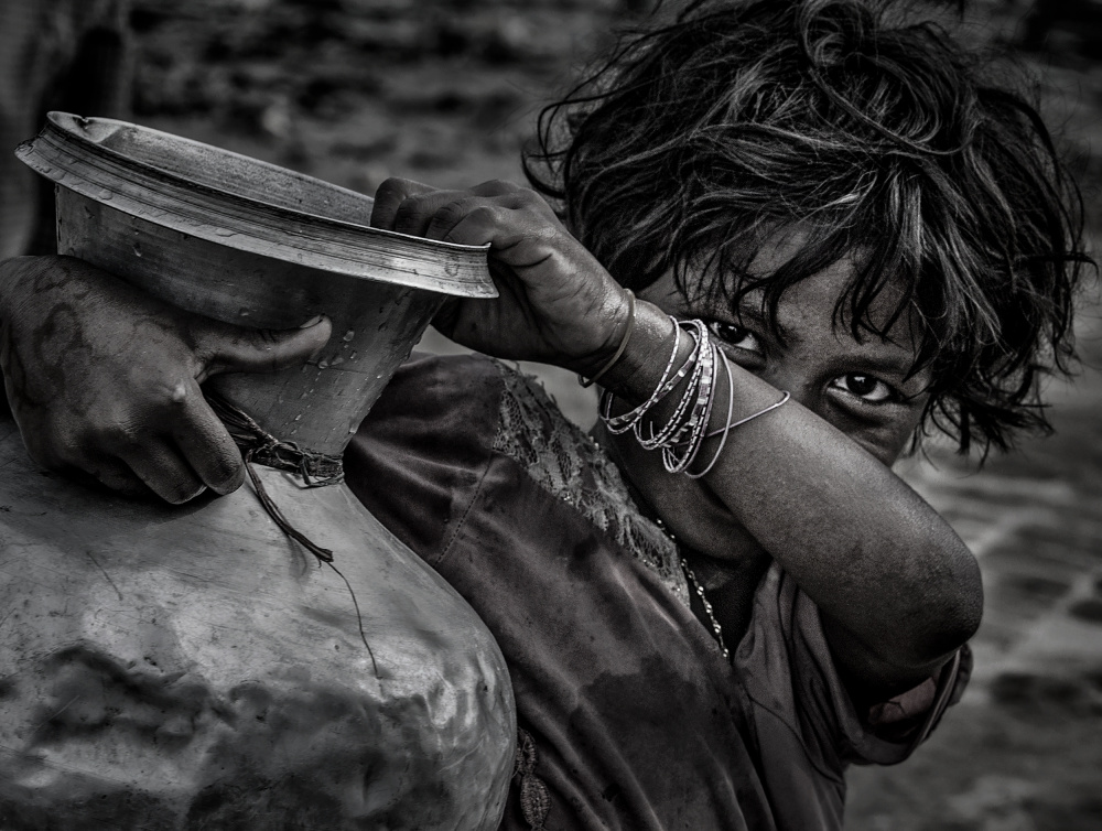 Rohingya refugee girl carrying a pitcher of water - Bangladesh von Joxe Inazio Kuesta Garmendia