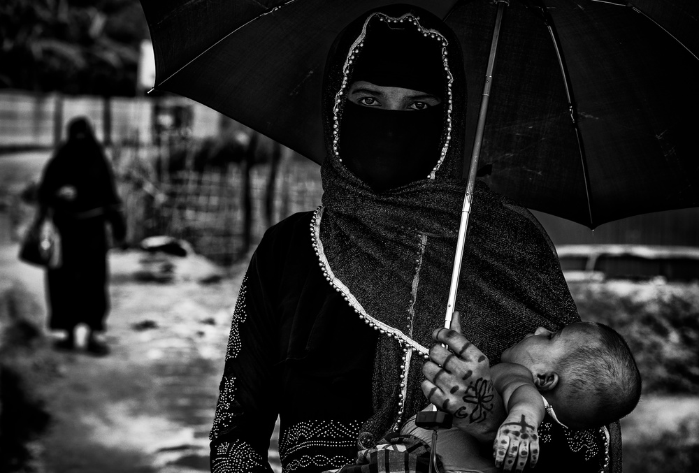 Rohingya refugee mother and her child. von Joxe Inazio Kuesta Garmendia