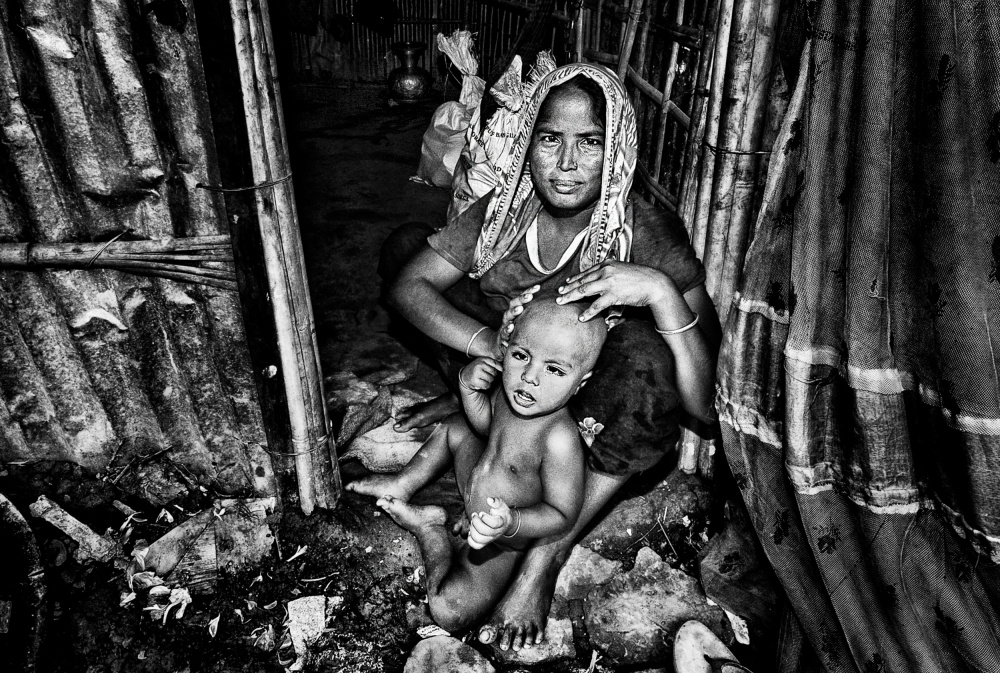 Rohingya refugee mother and son - Bangladesh von Joxe Inazio Kuesta Garmendia