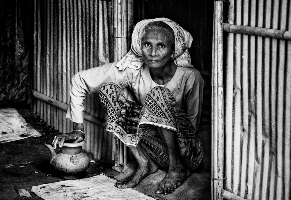 Rohingya woman at the entrance of her home - Bangladesh von Joxe Inazio Kuesta Garmendia