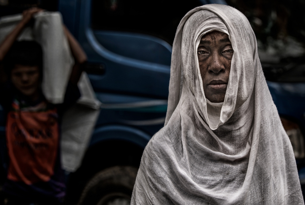 Rohingya woman in the streets of a refugee camp - Bangladesh von Joxe Inazio Kuesta Garmendia