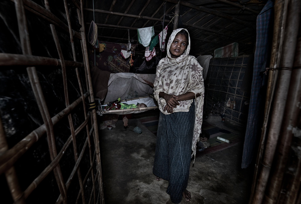 Rohingya woman at her home - Bangladesh von Joxe Inazio Kuesta Garmendia