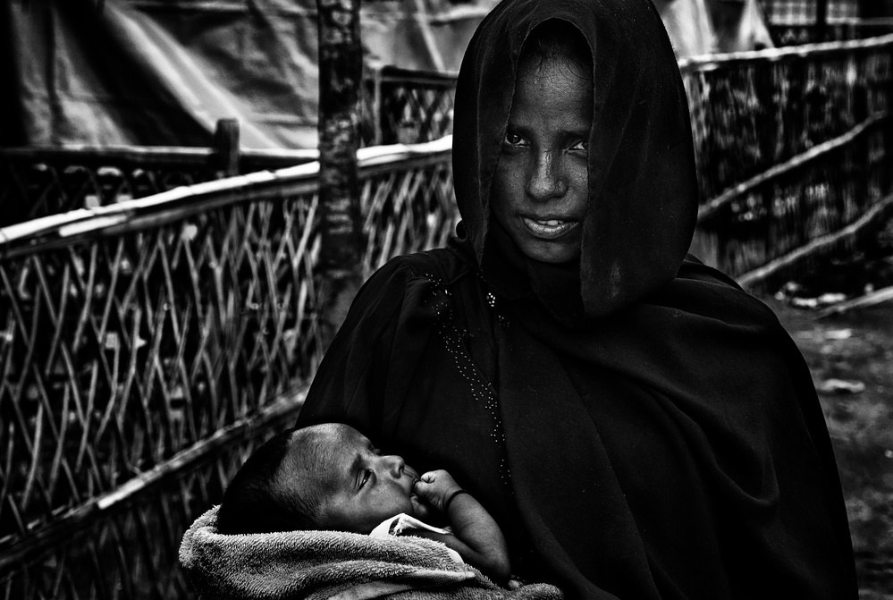 Rohingya woman and her child. von Joxe Inazio Kuesta Garmendia