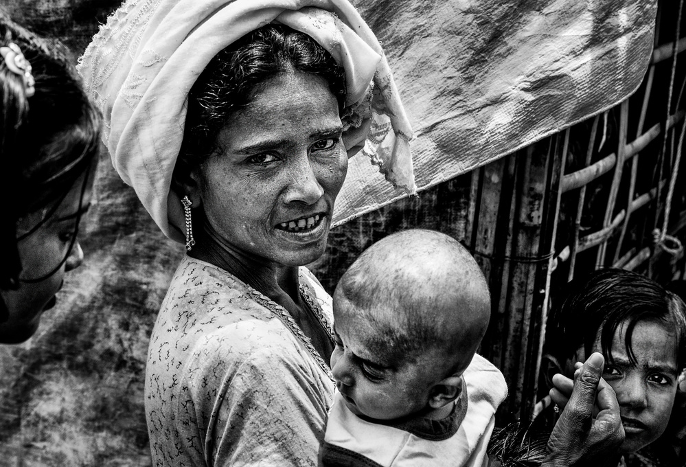 Rohingya woman and her children - Bangladesh von Joxe Inazio Kuesta Garmendia