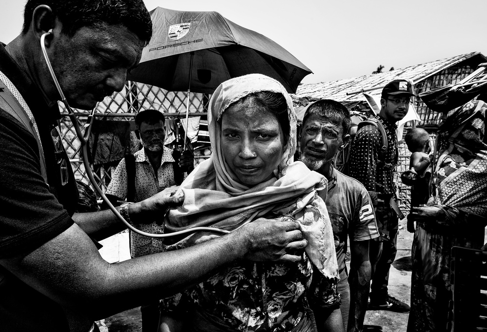 Rohingya woman being cheched by a doctor of a mobile medical team - Bangladesh von Joxe Inazio Kuesta Garmendia