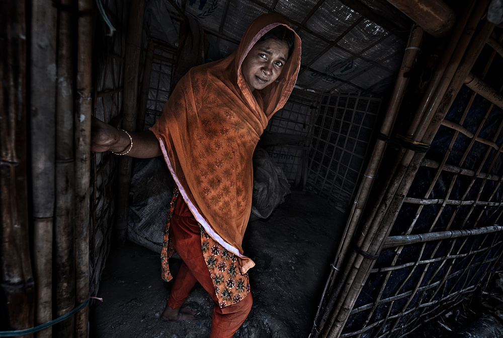 Rohingya woman showing her home full of mud by the rains - Bangladesh von Joxe Inazio Kuesta Garmendia