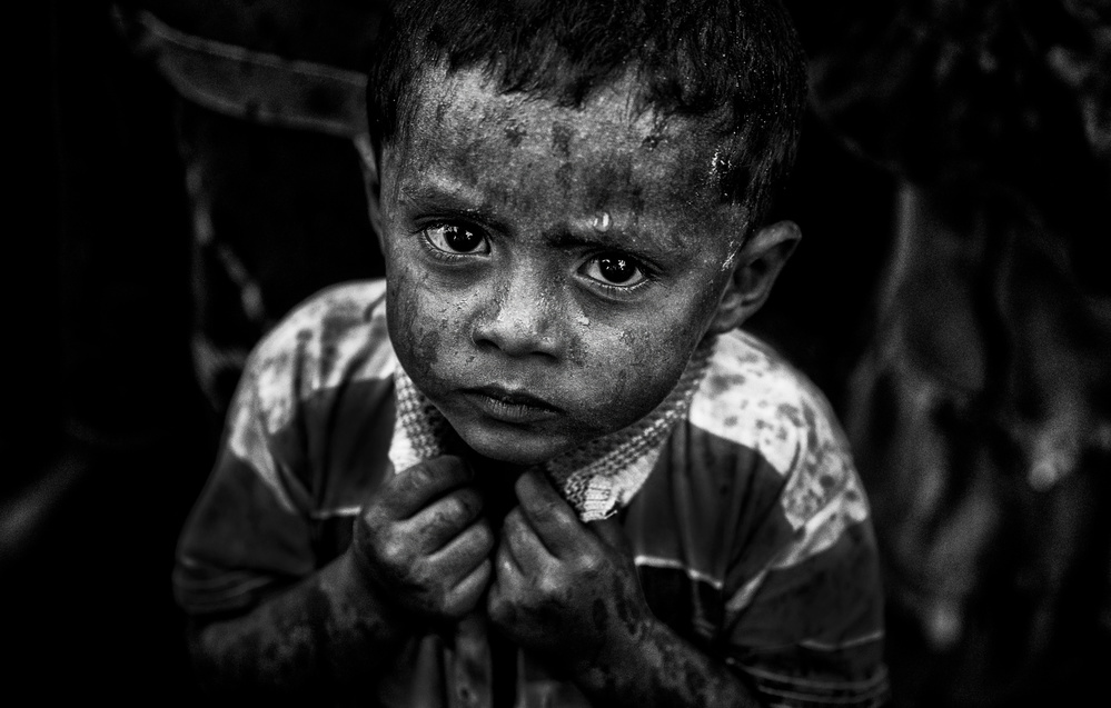 Rohingya boy in the rain. von Joxe Inazio Kuesta Garmendia